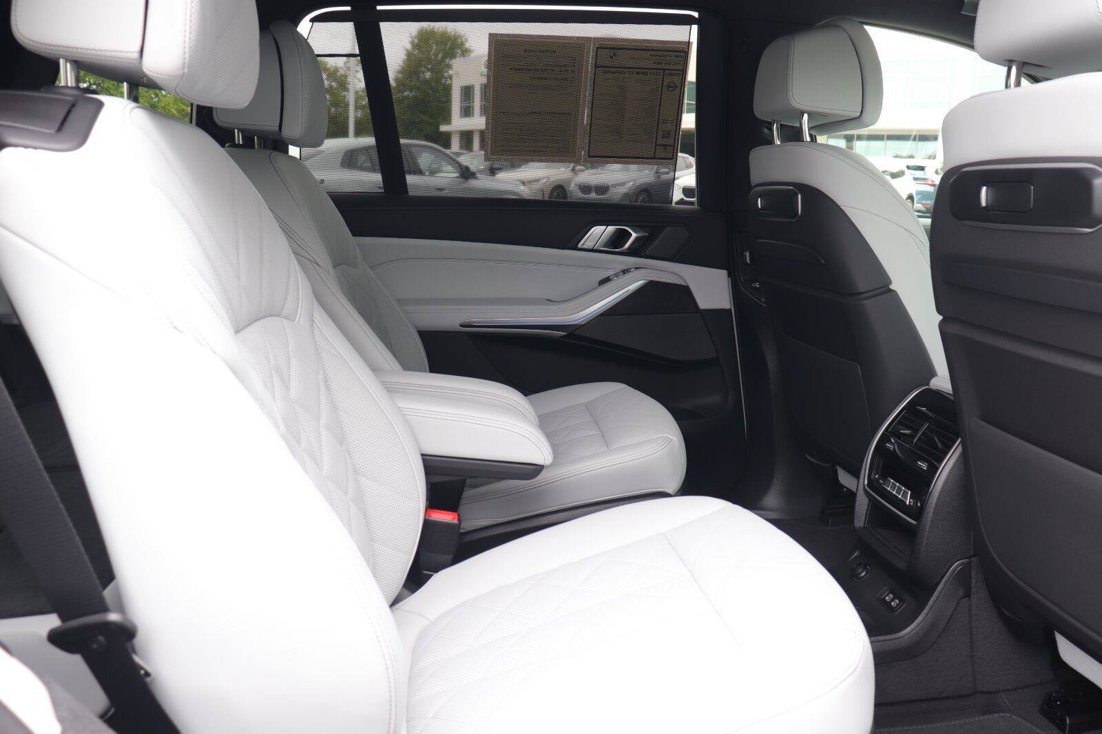 Used 2027 BMW X7 xDrive40i w/ Premium Package AWD/4WD image 25