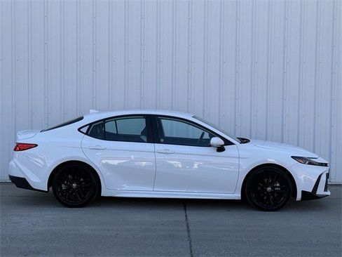 Used 2025 Toyota Camry SE image 3