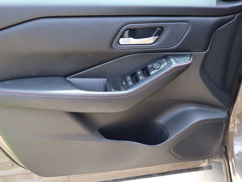 Used 2025 Nissan Rogue SV AWD/4WD image 19
