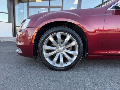 Used 2018 Chrysler 300 Touring w/ Chrome Appearance Package image 8