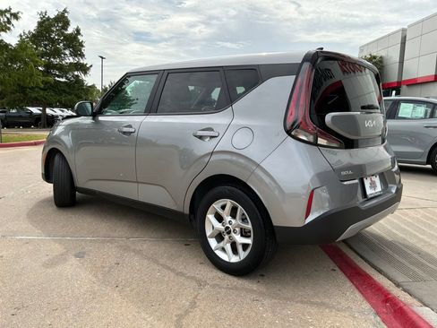 Used 2025 Kia Soul LX w/ LX Technology Package FWD image 8