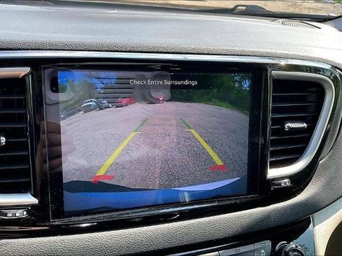 Used 2023 Chrysler Pacifica Touring-L FWD image 20