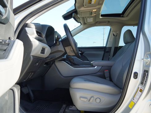 Used 2023 Toyota Highlander XLE image 24