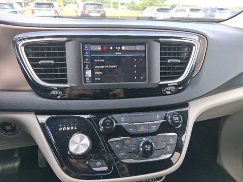 Used 2023 Chrysler Voyager LX FWD image 20