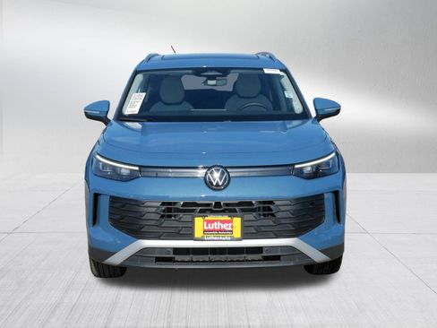 Used 2025 Volkswagen Tiguan SE image 2