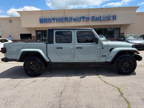 Used 2023 Jeep Gladiator Sport AWD/4WD image 13