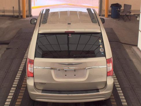 Used 2013 Chrysler Town & Country Touring FWD image 5