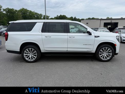 Used 2023 GMC Yukon XL Denali AWD/4WD image 9