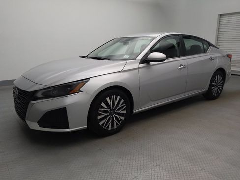 Used 2023 Nissan Altima 2.5 SV image 2