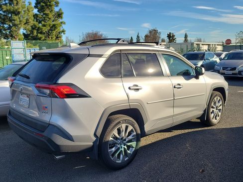 Used 2020 Toyota RAV4 XLE Premium image 4