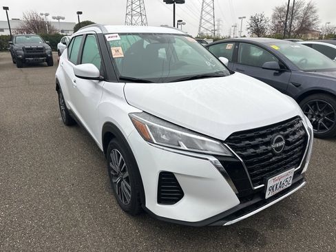 Used 2024 Nissan Kicks SV image 1