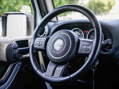 Used 2016 Jeep Wrangler Unlimited Rubicon w/ Connectivity Group AWD/4WD image 15