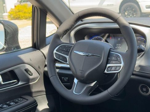 New 2026 Chrysler Pacifica Limited FWD image 11