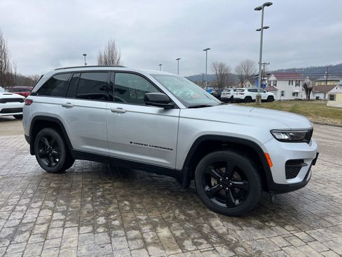 Used 2025 Jeep Grand Cherokee Altitude image 2