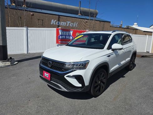 Used 2023 Volkswagen Taos SE w/ Panoramic Sunroof Package image 11