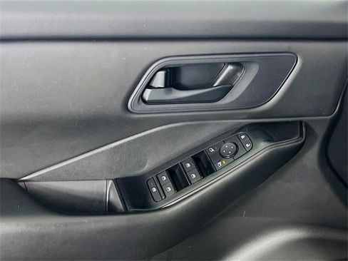 Used 2024 Nissan Rogue S image 18