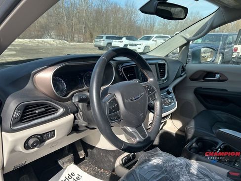 Used 2018 Chrysler Pacifica Touring-L w/ Tire & Wheel Group image 15