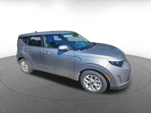 Used 2025 Kia Soul LX w/ LX Technology Package image 2