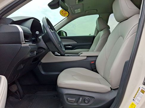 Used 2024 Toyota Grand Highlander AWD image 11