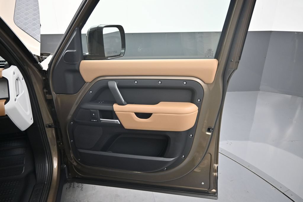 Used 2025 Land Rover Defender 110 S AWD/4WD image 4