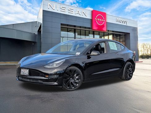 Used 2023 Tesla Model 3 Standard Range image 1