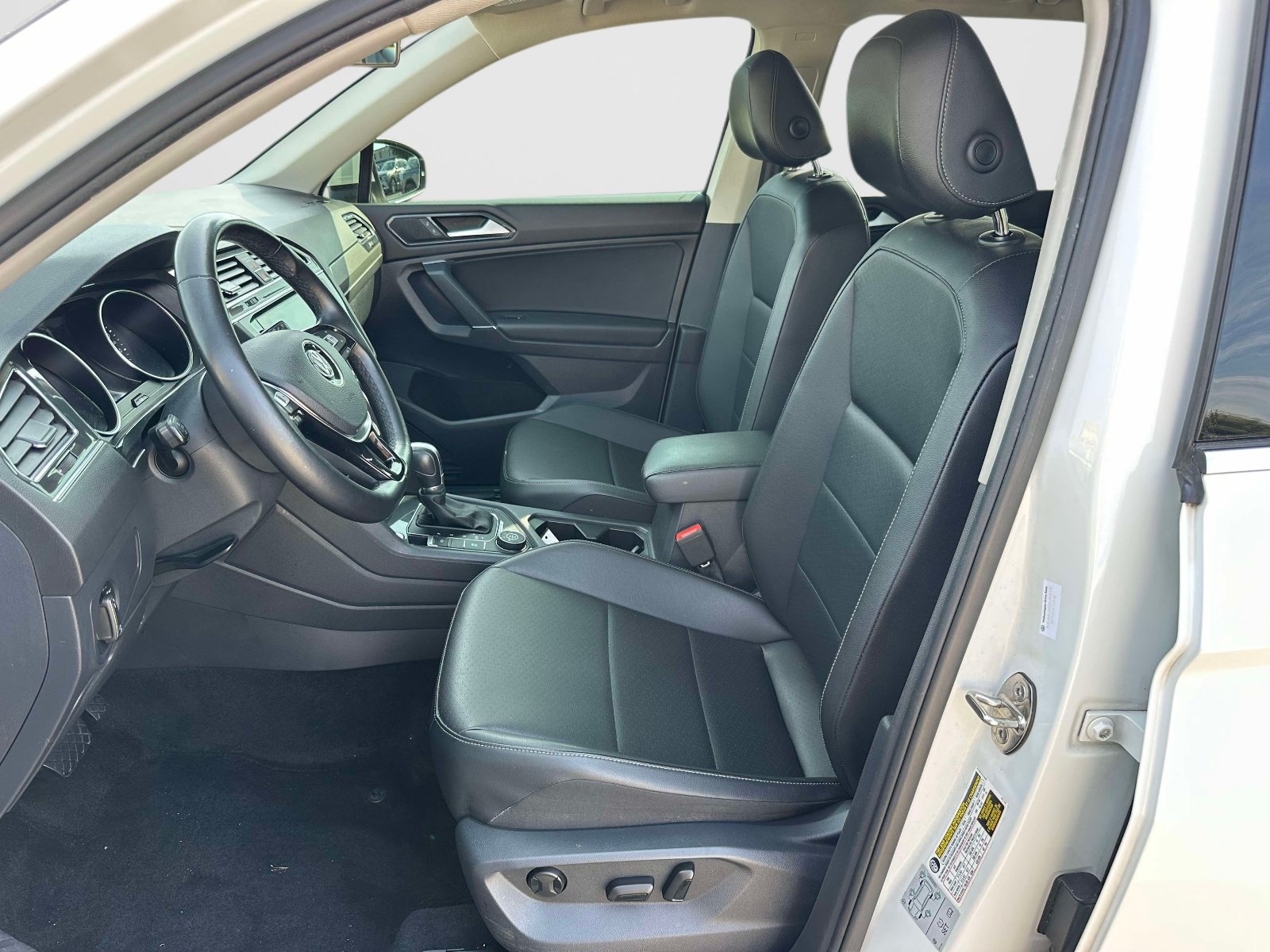 Used 2018 Volkswagen Tiguan SE w/ Panoramic Sunroof Package AWD/4WD image 14