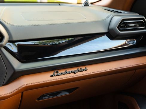 Used 2026 Lamborghini Urus SE AWD/4WD image 39