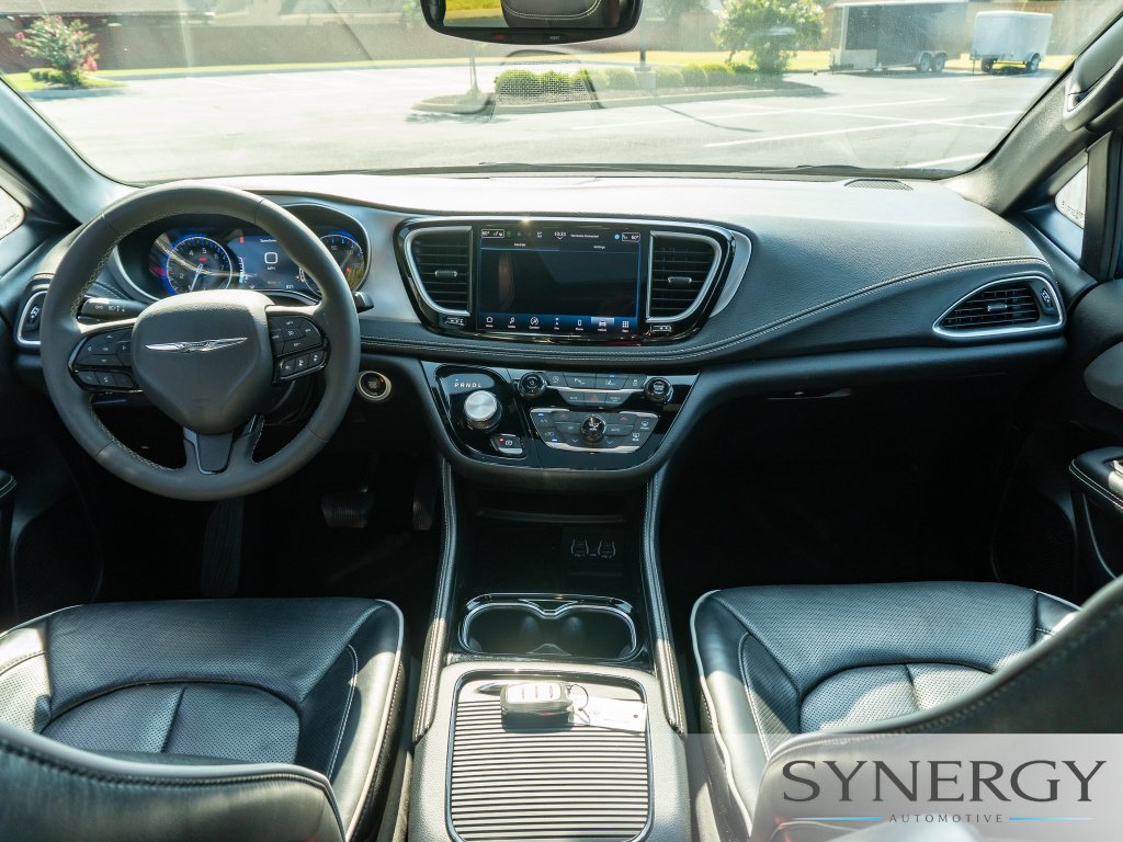 Used 2025 Chrysler Pacifica Limited FWD image 21
