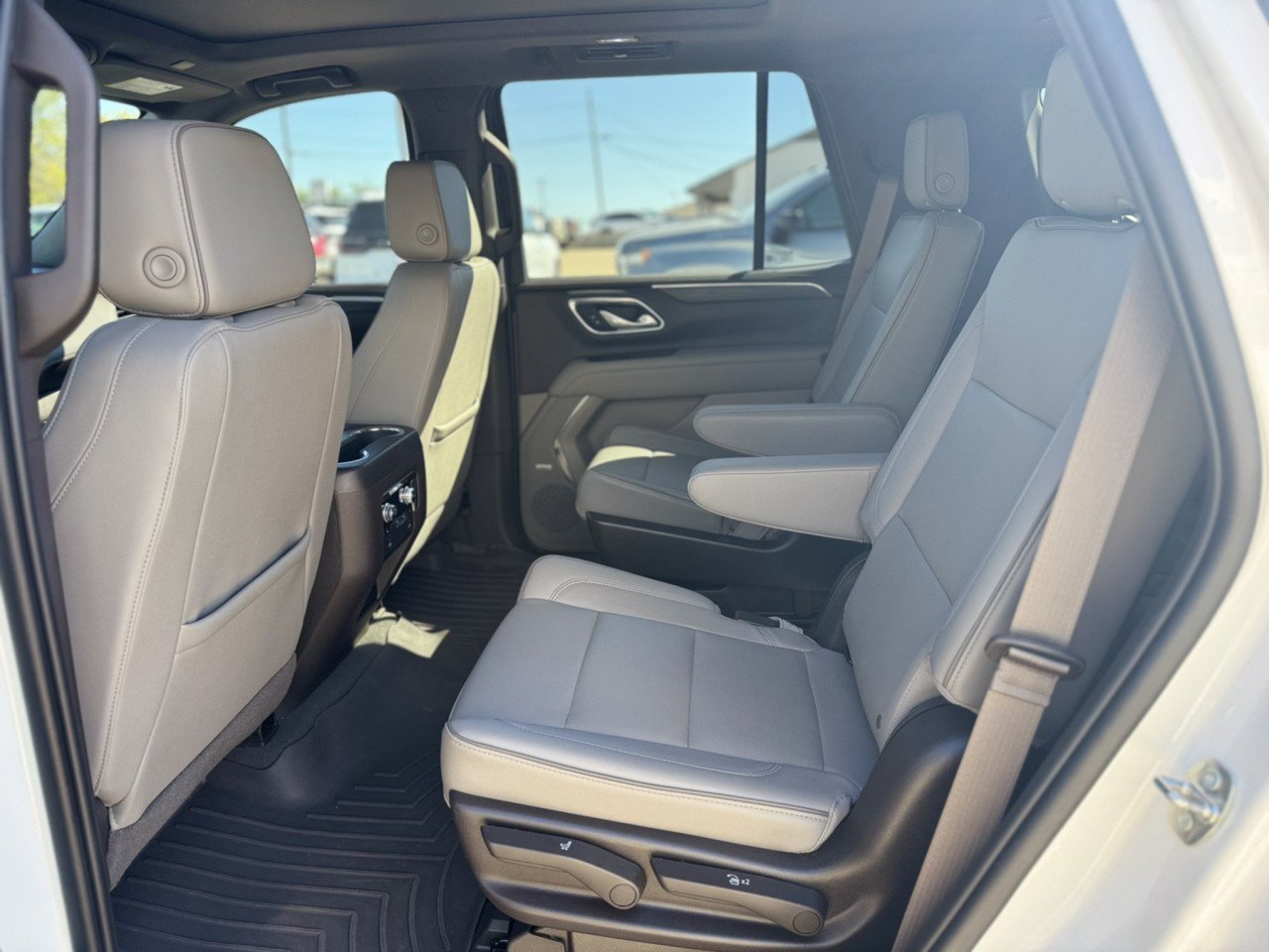 Used 2023 GMC Yukon SLT w/ SLT Premium Package AWD/4WD image 9