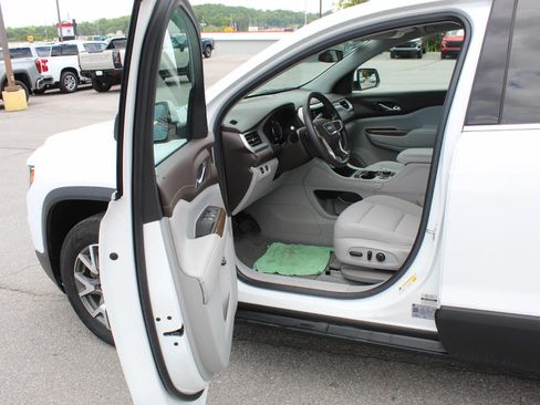 Used 2023 GMC Acadia SLE w/ Driver Convenience Package FWD image 9