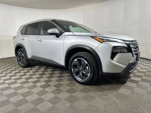 Used 2024 Nissan Rogue SV image 2