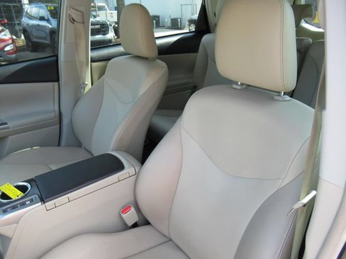 Used 2017 Toyota Prius V Five FWD image 17