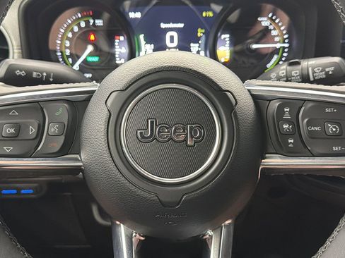 Used 2025 Jeep Wrangler Unlimited Sahara w/ Safety Group image 28