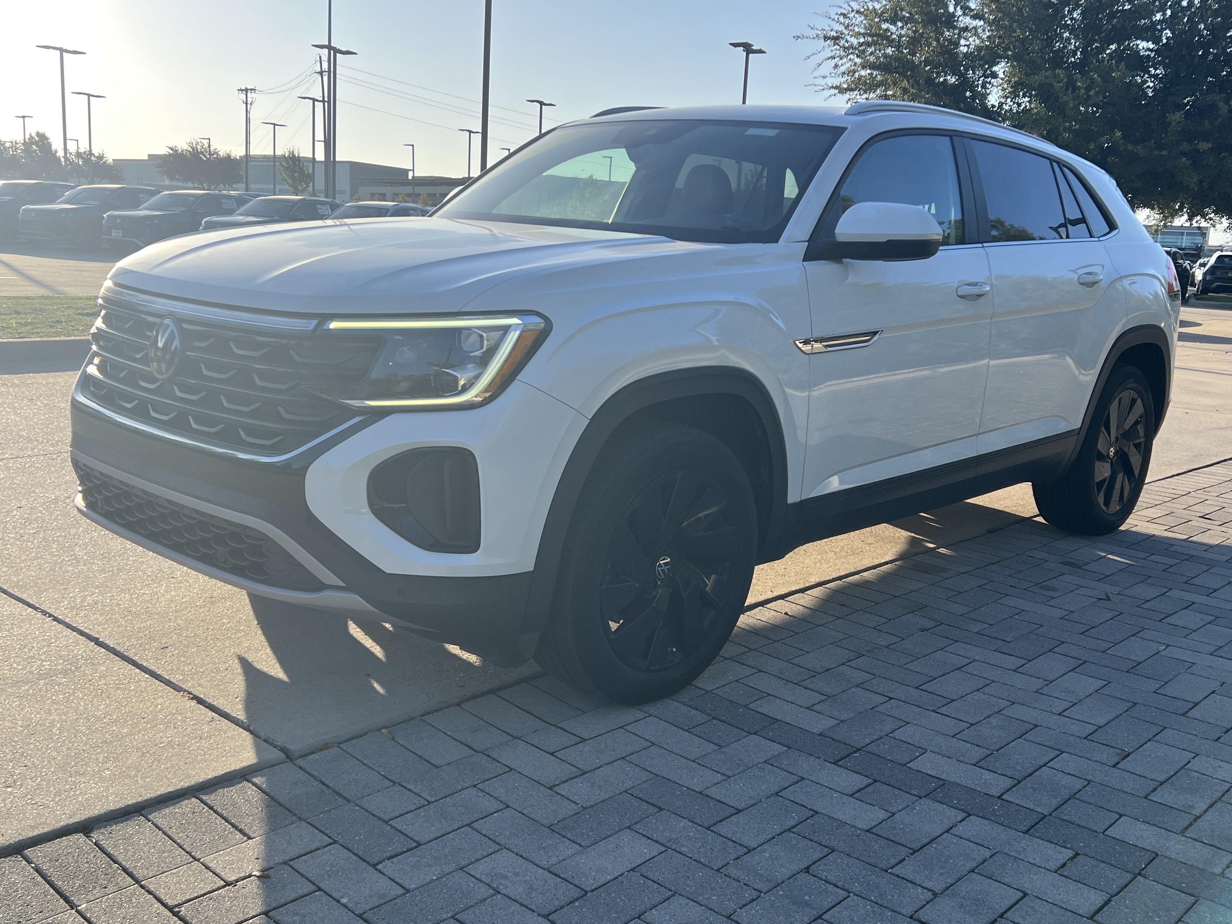 Used 2024 Volkswagen Atlas Cross Sport SE w/ Panoramic Sunroof Package FWD image 4