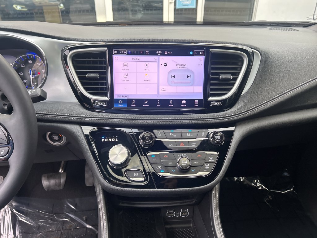 Used 2025 Chrysler Pacifica Limited FWD image 22