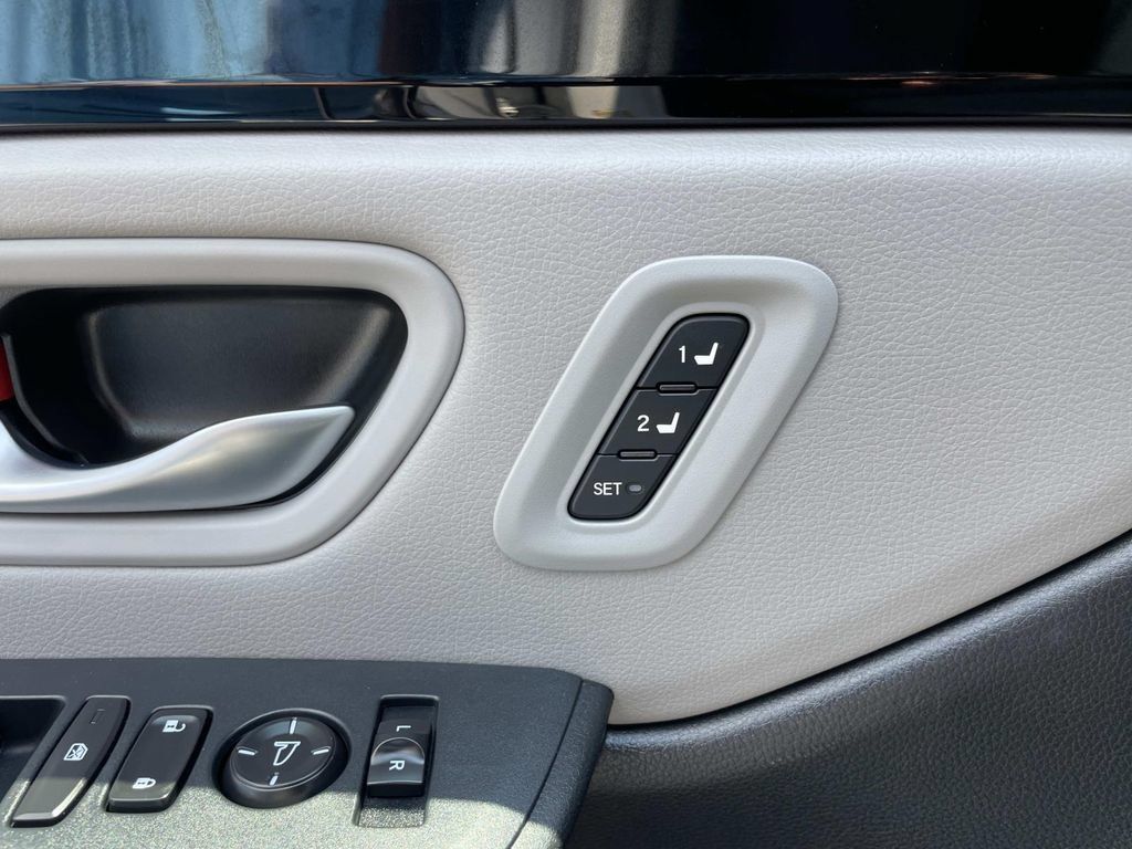 Used 2025 Honda Pilot EX-L image 23