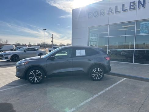 Used 2021 Ford Escape SE w/ SE Sport Appearance Package image 2