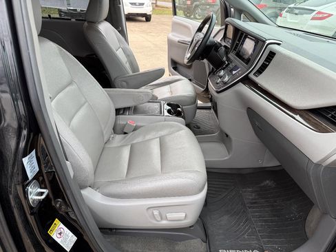 Used 2017 Toyota Sienna image 13
