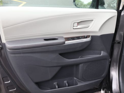 Used 2024 Toyota Sienna LE AWD/4WD image 28