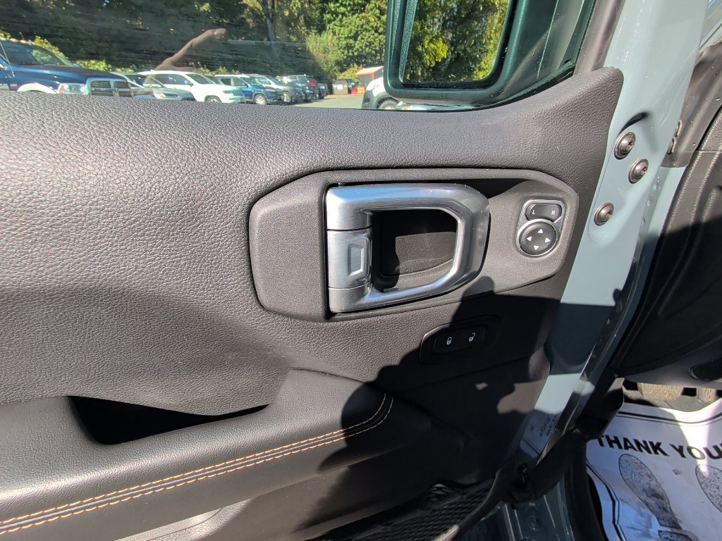 Used 2024 Jeep Wrangler Unlimited Sahara w/ Technology Group AWD/4WD image 12