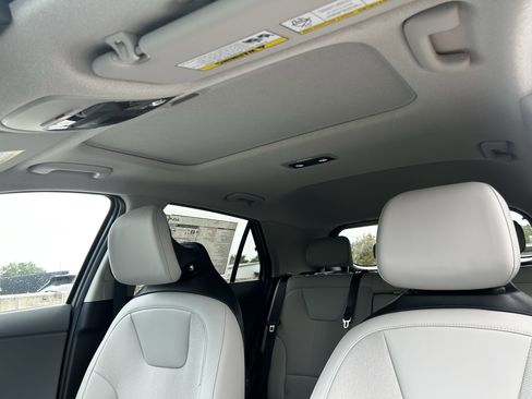 New 2025 Kia Niro EX Touring image 18