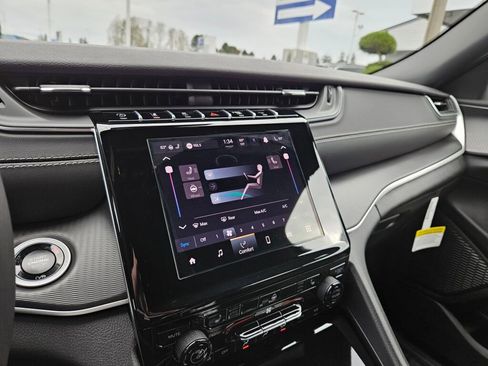 Used 2025 Jeep Grand Cherokee Altitude image 22