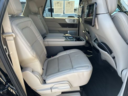 Used 2018 Lincoln Navigator L Reserve w/ Technology Package AWD/4WD image 17