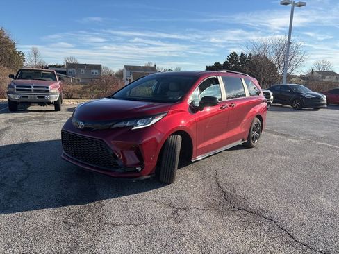 Used 2025 Toyota Sienna XSE image 4