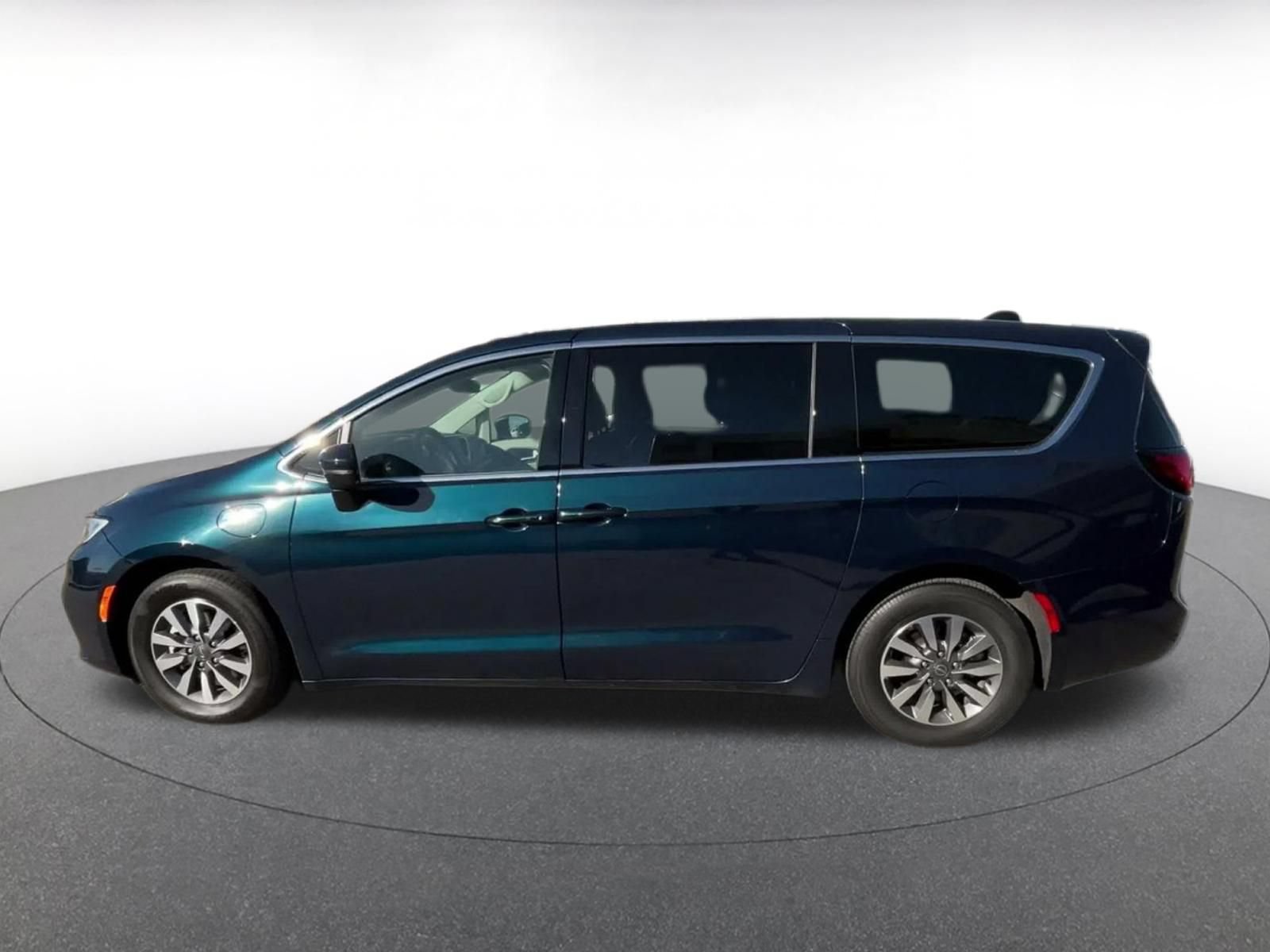 Used 2023 Chrysler Pacifica Touring-L FWD image 8