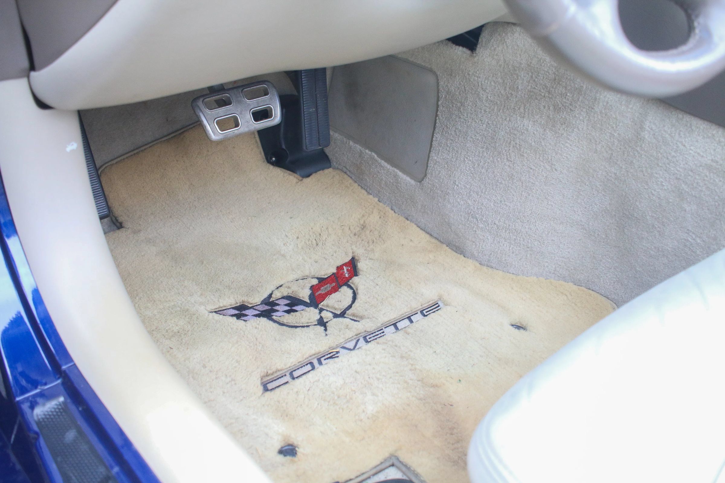 Used 2004 Chevrolet Corvette Convertible w/ Preferred Equipment Group RWD image 18