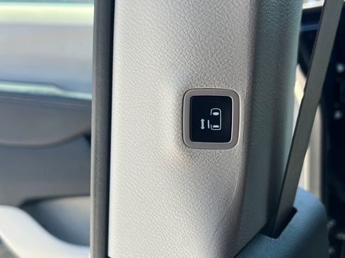 Used 2023 Chrysler Pacifica Touring-L FWD image 14