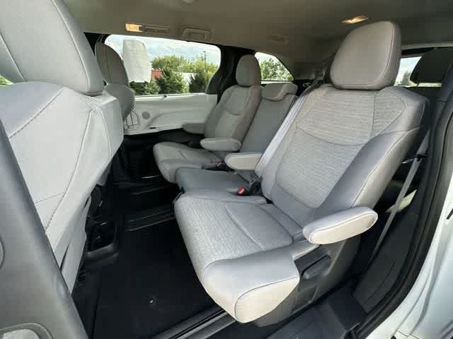 Used 2025 Toyota Sienna LE AWD/4WD image 18