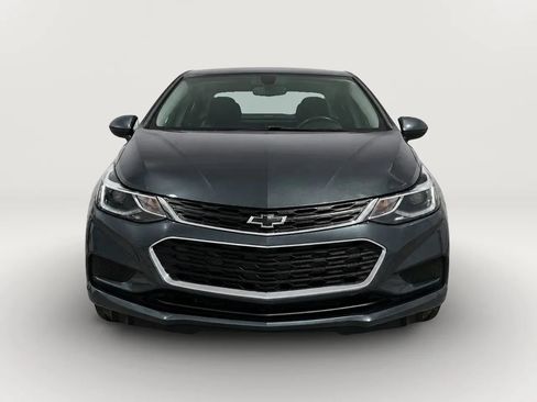 Used 2018 Chevrolet Cruze LT w/ Convenience Package FWD image 2