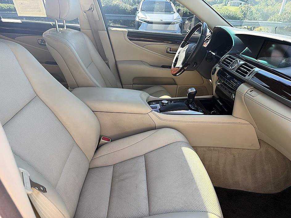 Used 2013 Lexus LS 460 w/ Comfort Pkg RWD image 19